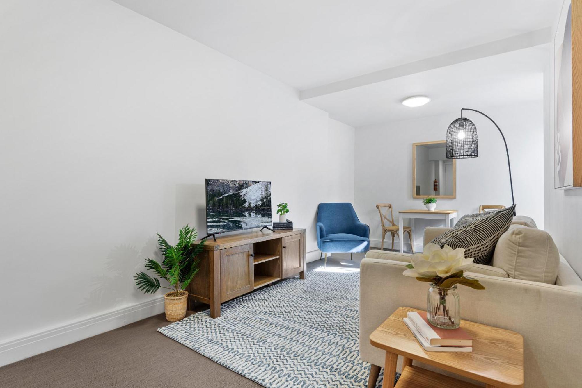 Apartment Chic 1-bed Steps From Shopping Street